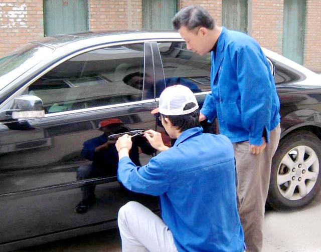 栖霞区汽车钥匙丢在车里面怎么办?